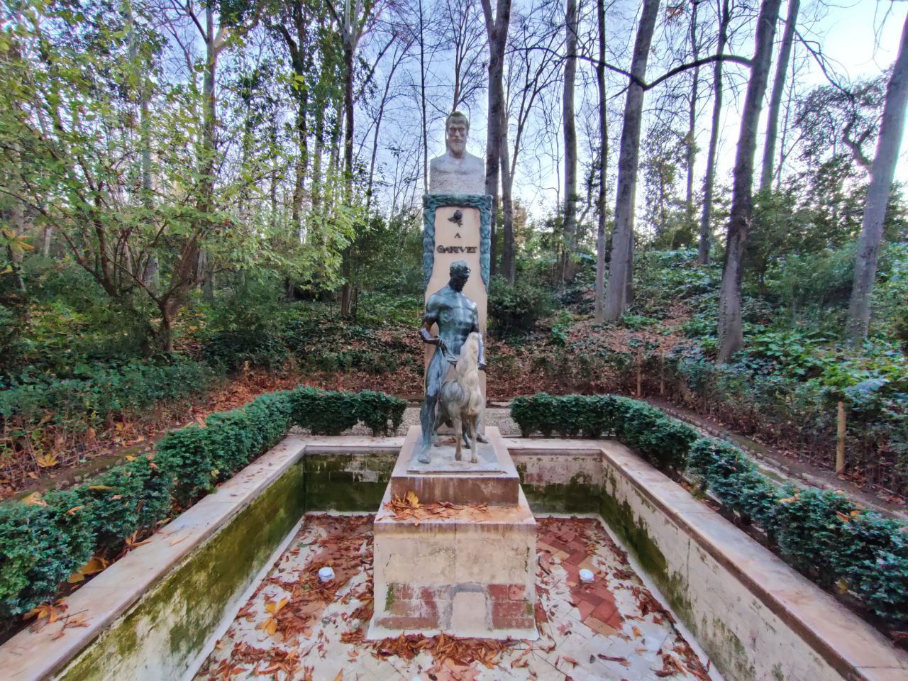 Estatua en homenaje de Ángel Ganivet en Granada. Estatua en homenaje de Ángel Ganivet en Granada.