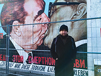 Gotardo González Quero en el muro de Berlín. Febrero de 2016.